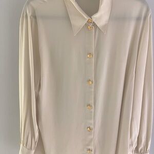 Gucci feminine silk blouse with beautiful detailed gold buttons